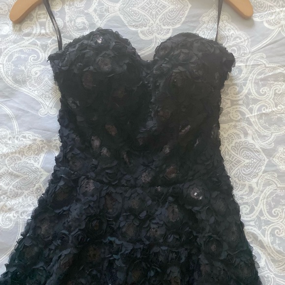 Elegant Black Strapless Dress - Picture 3 of 7